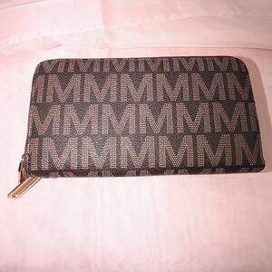 NWT MFK Collection Daniel Milan Model Women’s Signature Wallet w/ Wristlet Strap